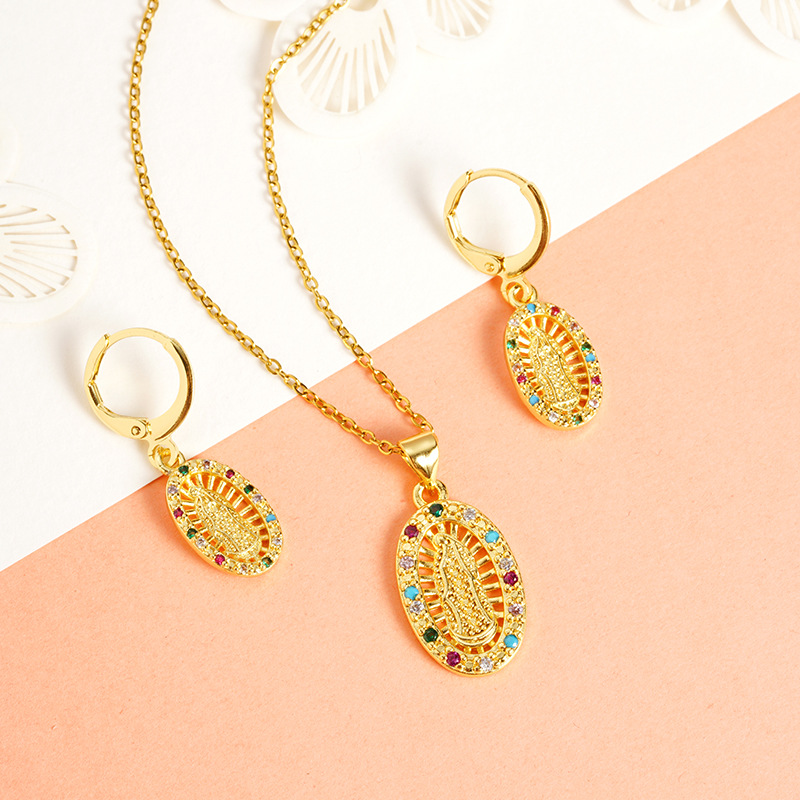 El nicho de Shajin de Vietnam creó el collar de la Virgen con incrustaciones de colores al estilo de la corte