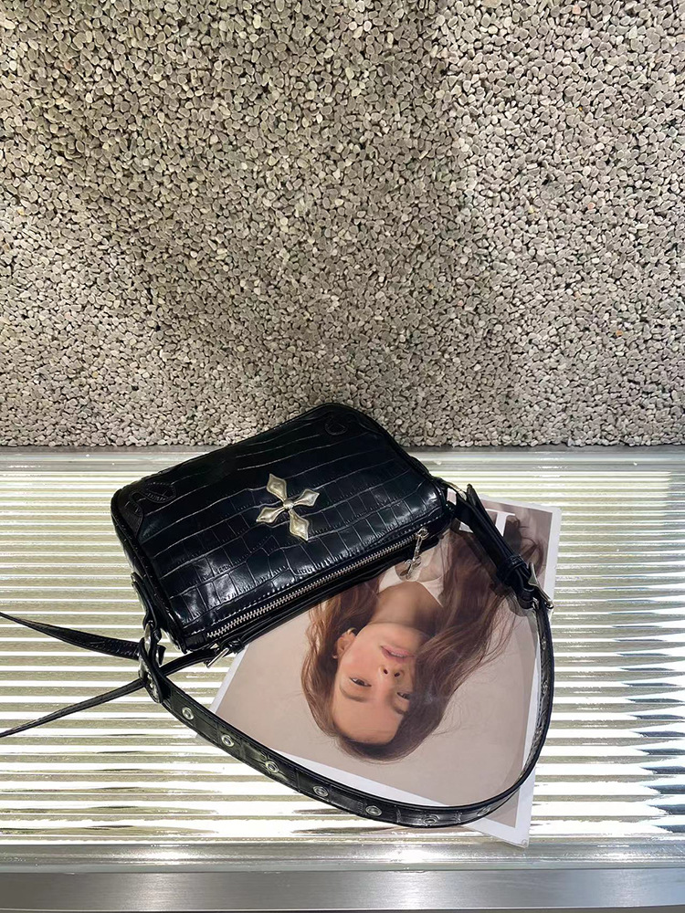 Internet celebrity's hot girl versatile crocodile pattern handbag shoulder armpit bag 2024 spring and summer new_voghion.com
