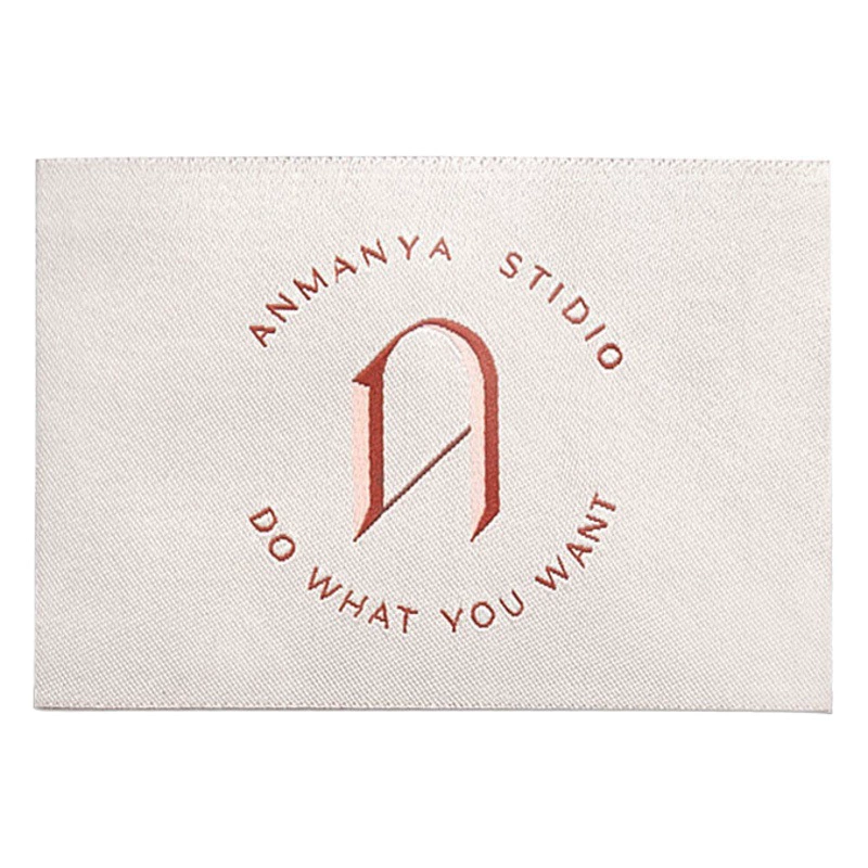 Прямые продажи от производителя: тканые этикетки для одежды, этикетки для воротников, модная брендовая одежда, термотрансферные основные этикетки, декоративные тканые этикетки, тканевые этикетки для обуви и головных уборов, индивидуальная термопечать.