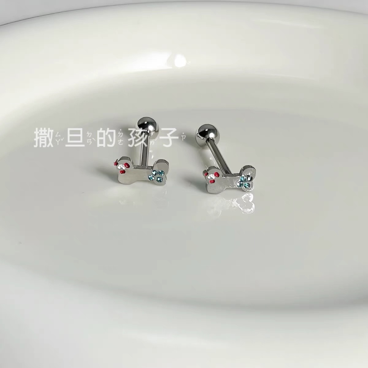 16G labret stud size and finish detail