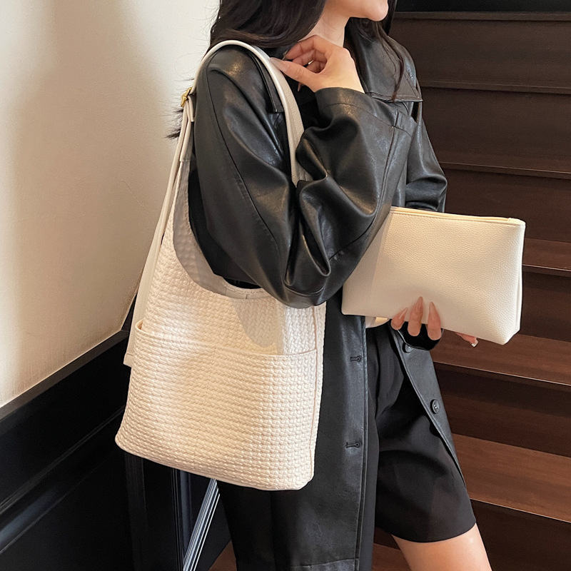 Transfronterizos de alto nivel sensación de brazo para mujeres 2025, otoño y invierno nuevo estilo versátil bolso de cubo de gran capacidad de viaje bolsa de hombro de moda