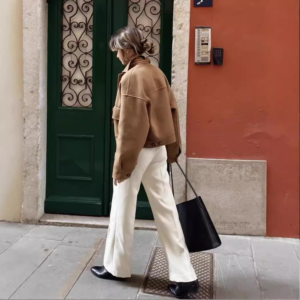 SE bolsillo de botón de cintura alta tridimensional de costura media pantalones delgados pantalones rectos de arroz blanco pantalones casuales para mujeres