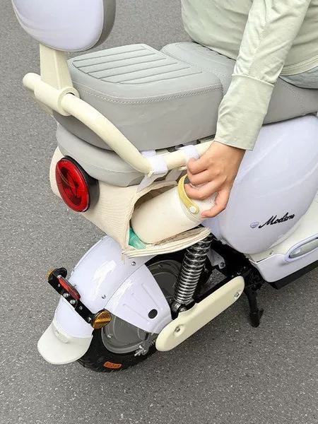 The rear seat storage bag for electric scooters is suitable for Yadi Mulan Q17 and MaoDou M20 models, and it is a detachable hanging bag