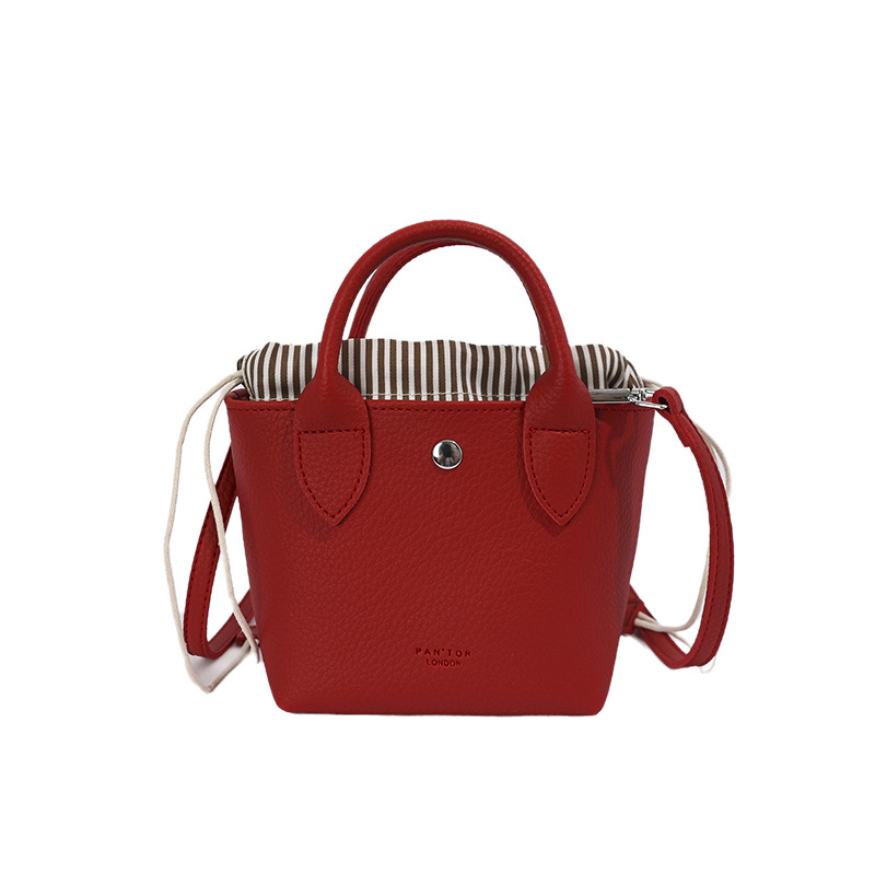 Este año, la popularidad de la bolsa de cubo de agua de litchi, la mujer de verano, el nuevo diseño de cuerda de tracción, la bolsa de viaje diaria, la bolsa de mochila universal.