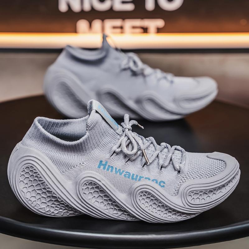 Verano nuevo estilo transpirable antideslizante zapatos de tejido volador calcetines cómodos zapatos deportivos transpirables simples de suela gruesa de corte bajo todo fósforo para hombres