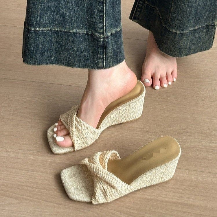 Retro estilo francés cuadrangular tacones de pendiente zapatillas para mujeres 06 nuevo verano con falda multifacé para aumentar la altura de las zapatillas frías image 2