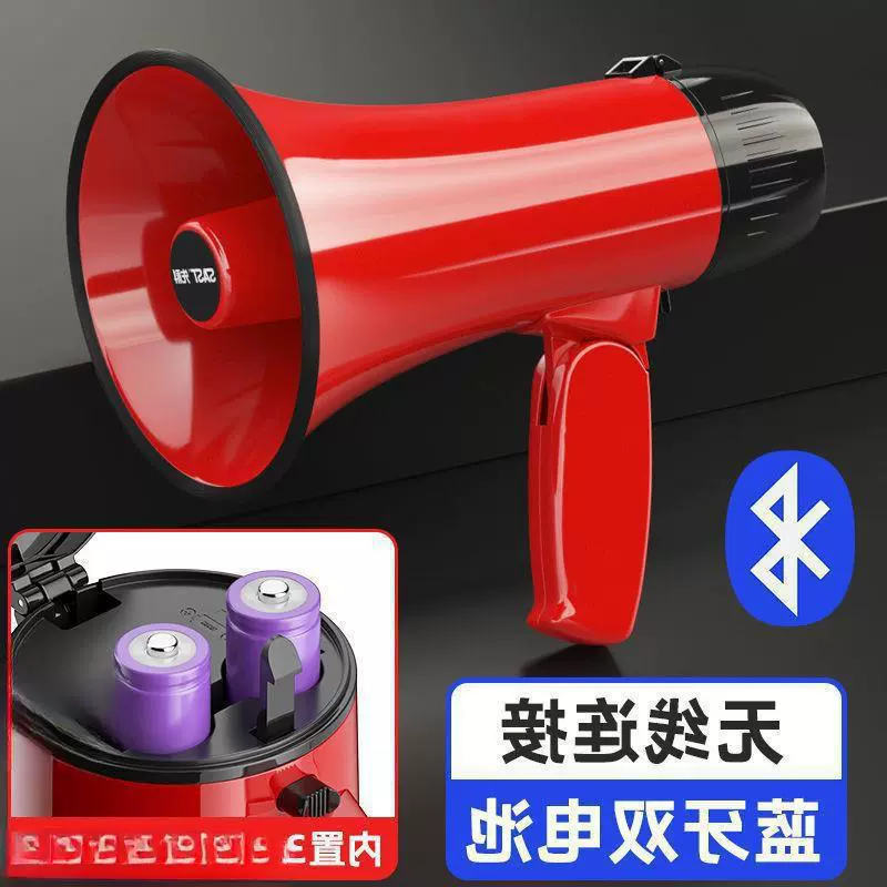 Senke держит громкоговоритель с громкоговорителем