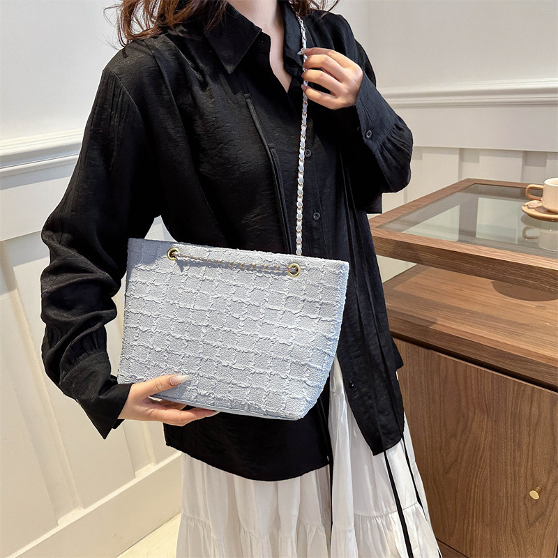 Bolso de moda de moda de estilo extranjero 2024 verano nuevo bolso de viaje casual simple cadena mochila simple