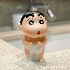 お風呂のクレヨンしんちゃんが可愛いです。トイレの洗面器のアクセサリーを飾っています。