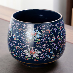 エナメル色のお茶のかすのかめ家庭用大容量のお茶の缶の陶磁器のお茶の器の果物の鉢のテーブルの上でお茶のかすの桶を注ぎます。