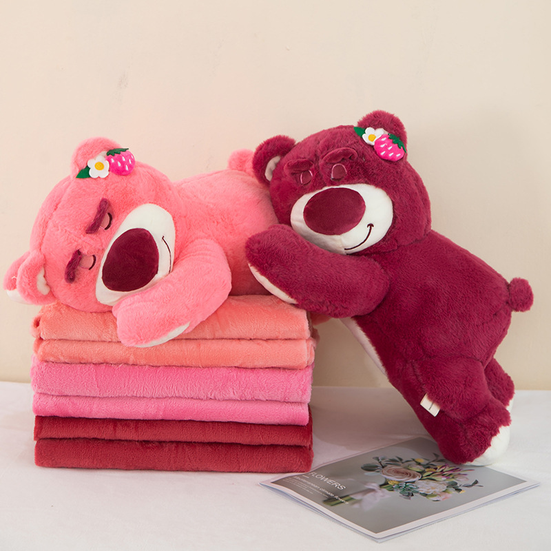 Pequeño libro rojo fresa abrazo cerdo dibujos animados transfronterizos niños oso peluche juguete siesta de coche manta de aire acondicionado de doble uso
