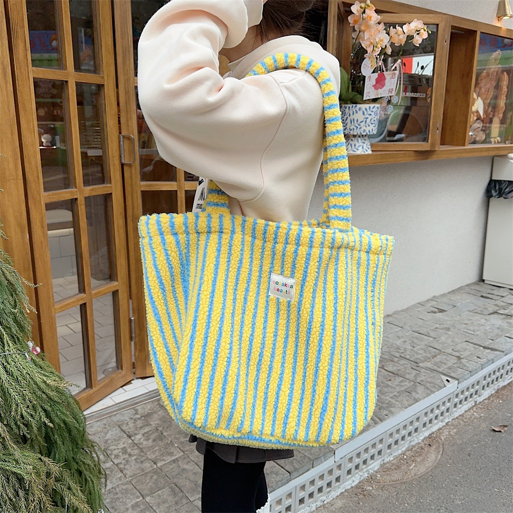 31231 Autumn and Winter New plush polka dot bag, women's hand-held bag, shoulder bag, large-capacity fluffy college student class bag Application Scenario