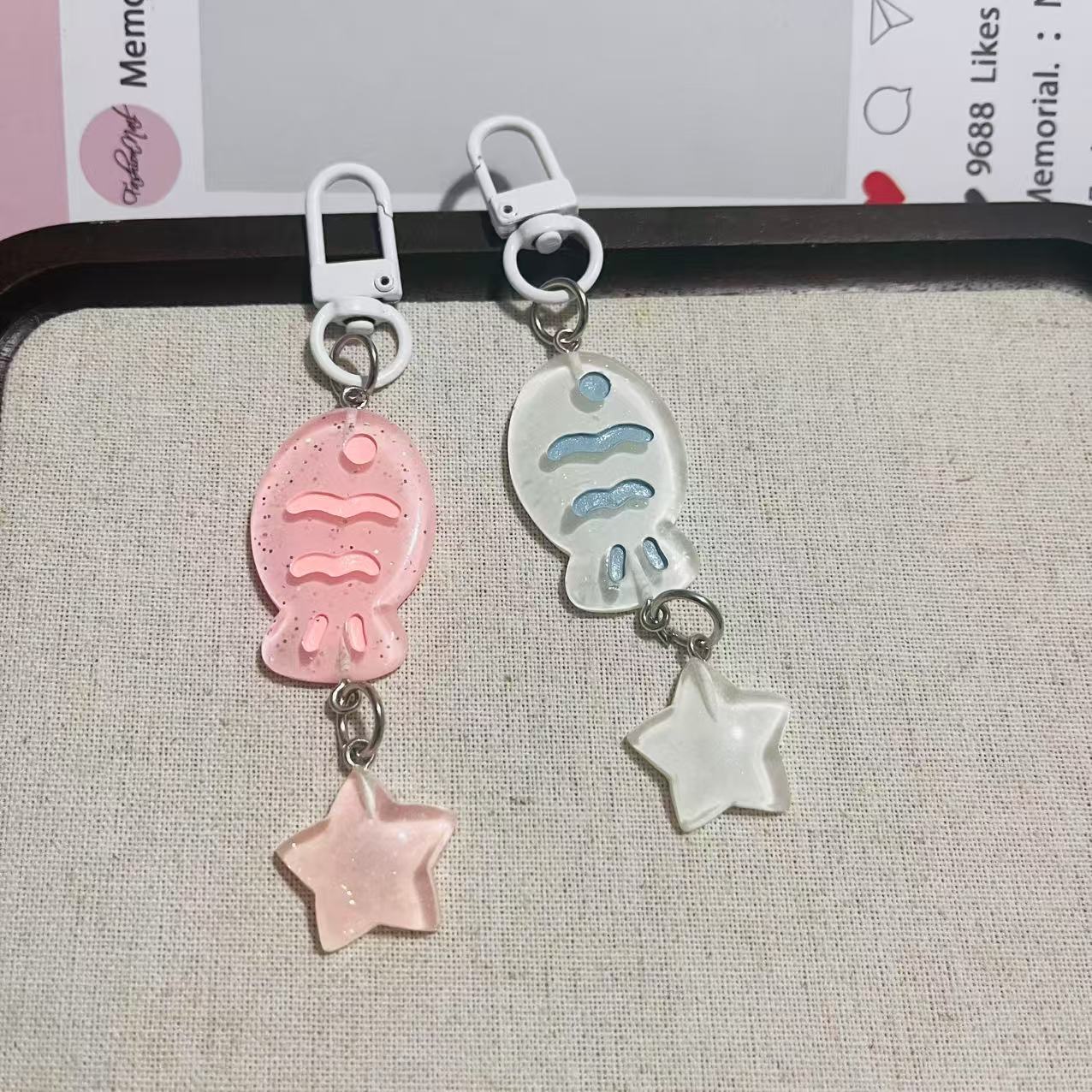 Brillante y brillante lindos colgantes de llaves pequeños colgantes de peces de color pequeño llavero dulce corazón japonés joyas colgantes