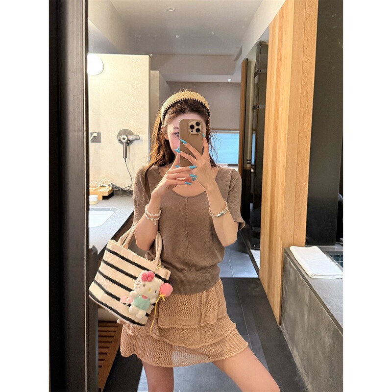 Cross-Border In-Stock Vintage-Style Brown V-Neck Short-Sleeve Knit Top for Women, Summer Niche Hollow-Out Knit Top Cross-Border In-Stock Vintage-Style Brown V-Neck Short-Sleeve Knit Top for Women, Summer Niche Hollow-Out Knit Top