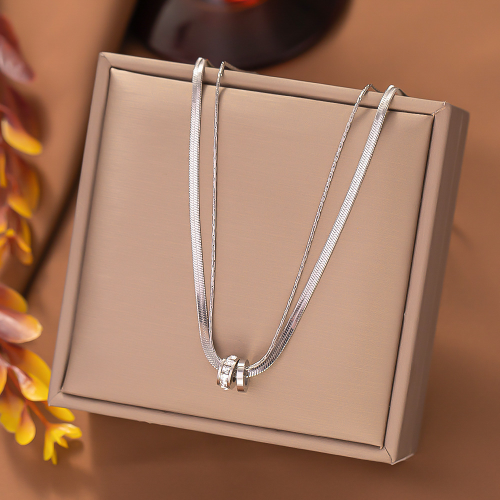 [collar de acero de titanio dorado + acero] collar de amor de nicho con cadena de clavícula avanzada en la moda de lujo ligero femenino