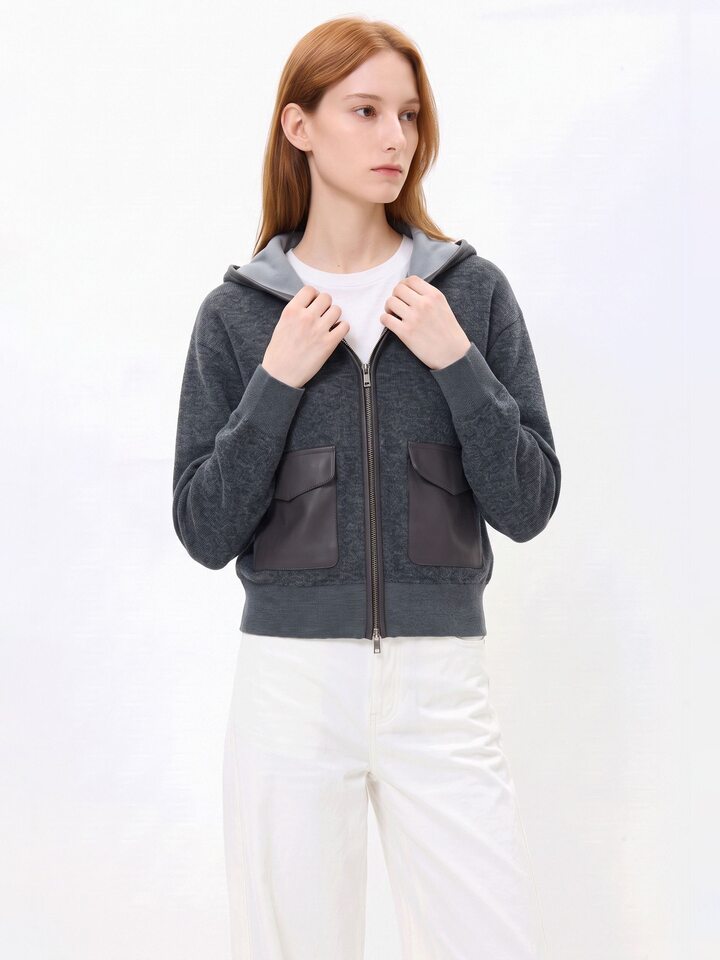 Áo khoác nữ dáng ngắn có mũ kéo khóa phối túi da, chất liệu len cashmere pha, form thường — Khói đá Ash