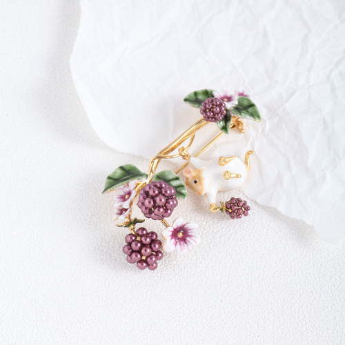 Wholesale European and American Decorative Items: Hand-painted Enamel Colorberry Tree Strawberry Flower Green Leaf Elegant Pin Mixed Batch