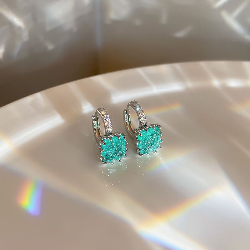 Pendientes de perlas de tendencia de moda de aguja de plata Pendientes pequeños y exquisitos de todo fósforo Pendientes de alta gama de lujo ligero al por mayor mujeres