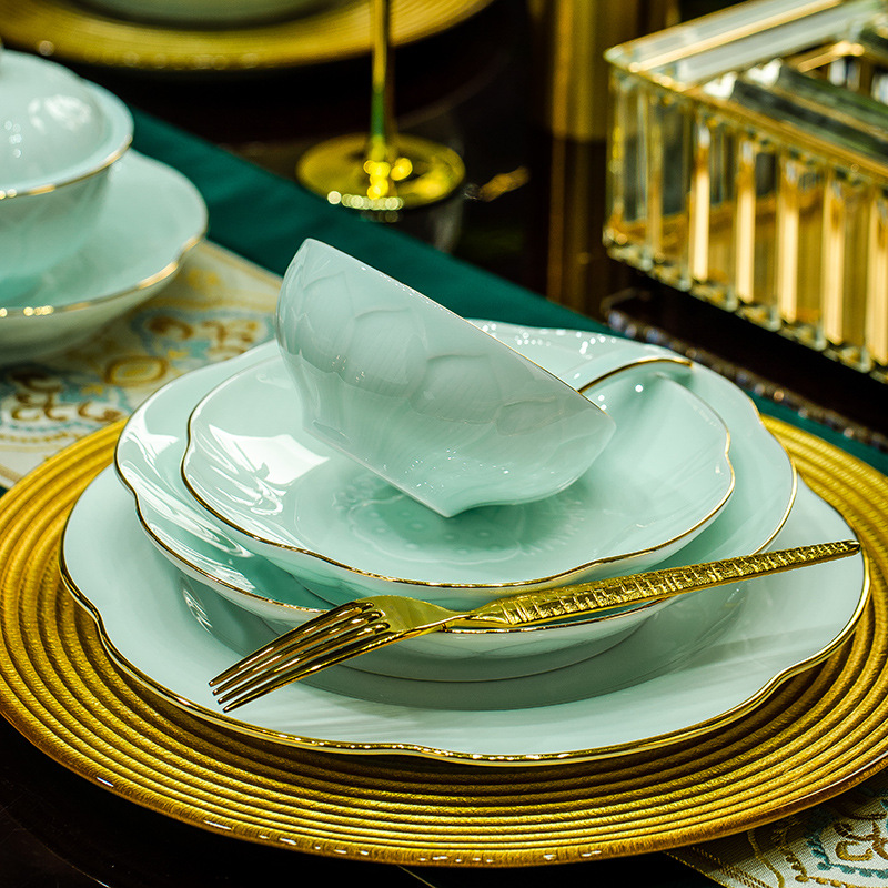 Jingdezhen alta porcelana blanca sombra azul en relieve set de platos set de platos de cerámica set de platos regalos de reubicación al por mayor