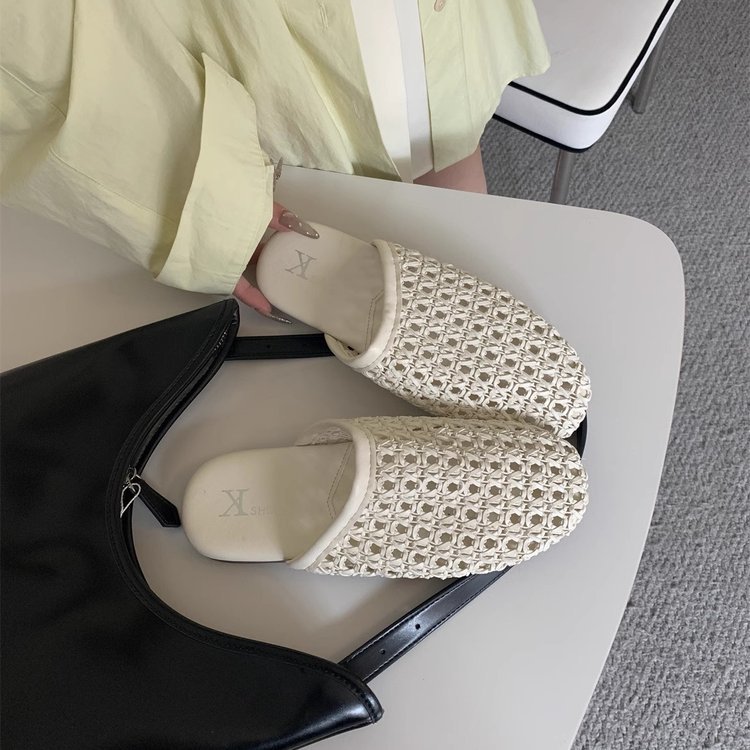 Versión de cuero suave tejida transpirable de un pie Mu Qin Boken zapatos exteriores 2025 verano nuevo estilo plano puntera media pantufla