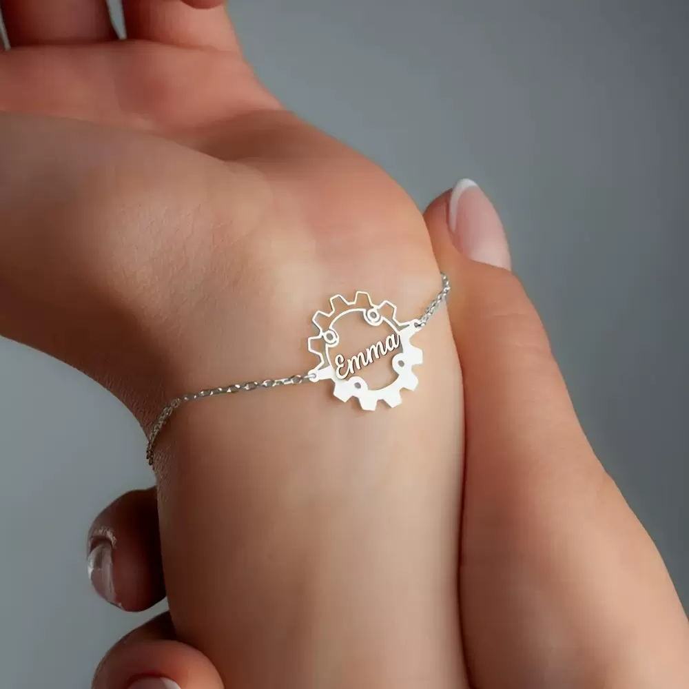 新品英文钛钢齿轮字母吊坠项链小众设计感轻奢锁骨链女定制首饰