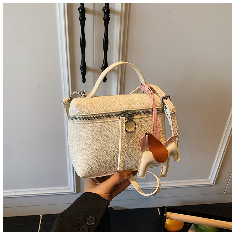 This year's popular simple hand-held small bag for women, the 2025 new women's single-shoulder bag, is elegant and fashionable, a crossbody small bag undefined