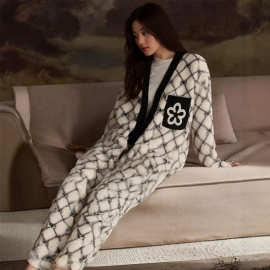 冬季保温珊瑚绒大码宽松可外穿睡衣女加厚保暖法兰绒家居服工厂批