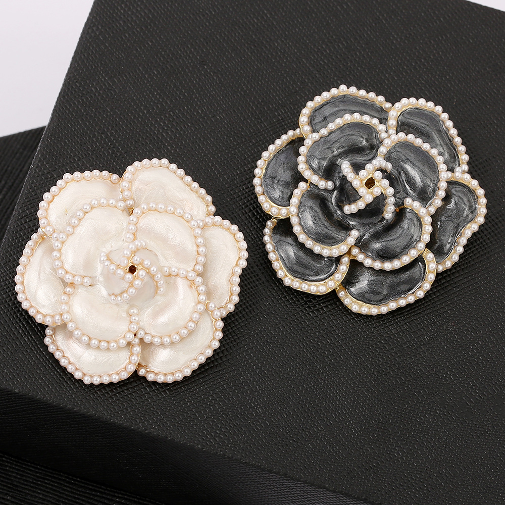 韩版山茶花珍珠胸针 跨境丝巾扣合金滴油经典胸花 女士防走光别针