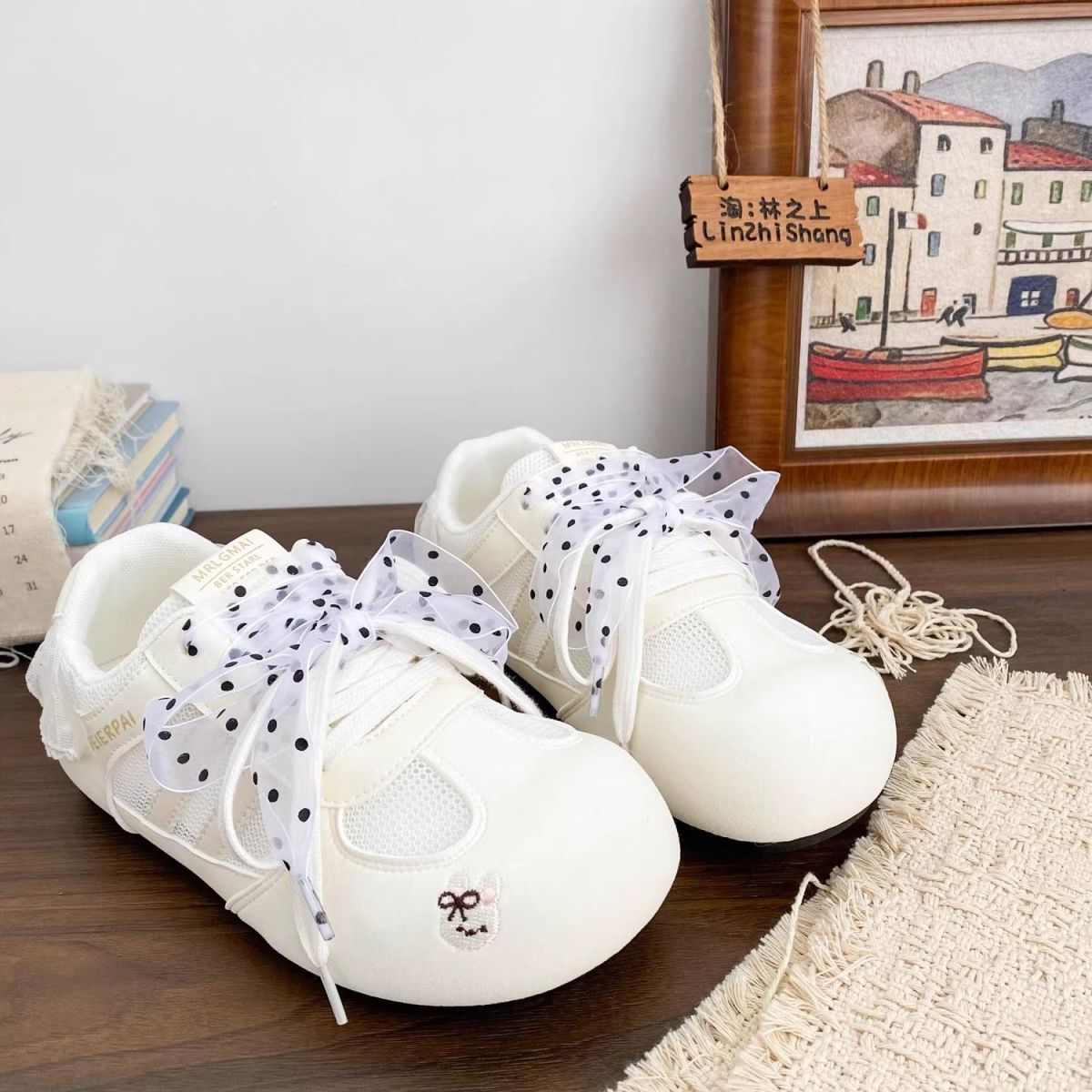 2026 primavera y verano nuevo estilo poco profundo y dulce estilo de moda versátil con una base plana cómoda con la cabeza redonda delantera zapatos deportivos de mujer