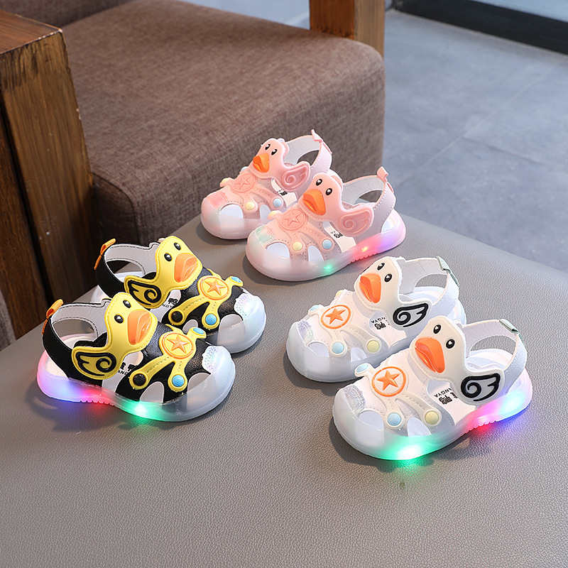 Summer new infant soft bottom toddler shoes girls closed toe beach shoes 0-3 years old 2 boys light-on leather sandals