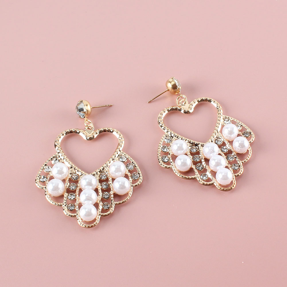 Fashion Pearl Geometric Hollow Heart Inlaid Rhinestone Metal Earrings Wholesale Nihaojewelry display picture 5