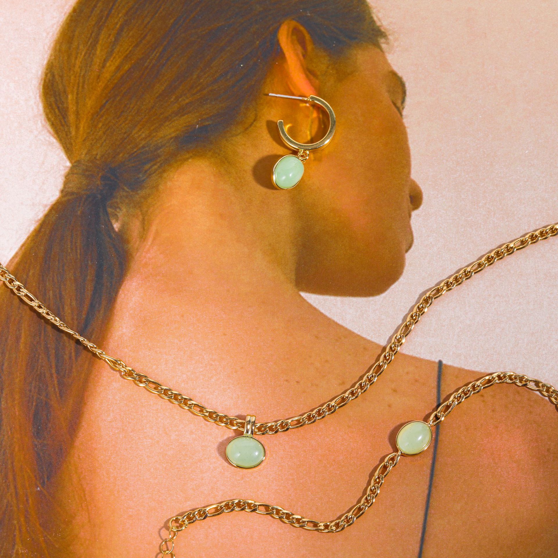 Collar de Piedra Natural Aventurina Verde con Cadena Figaro, Bañado en Oro image 4