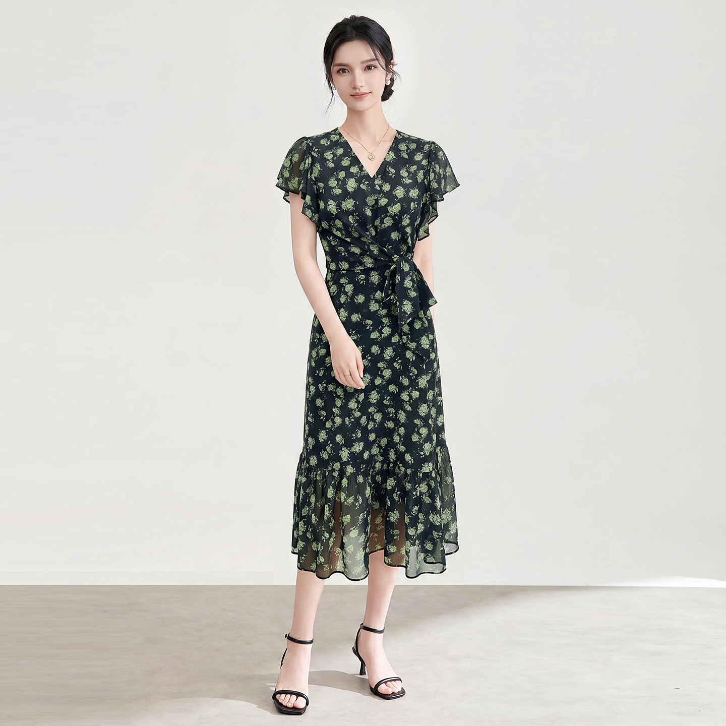 Đầm maxi nữ cổ V họa tiết hoa nhí, tay viền lá sen, thắt eo — xanh lá cây
