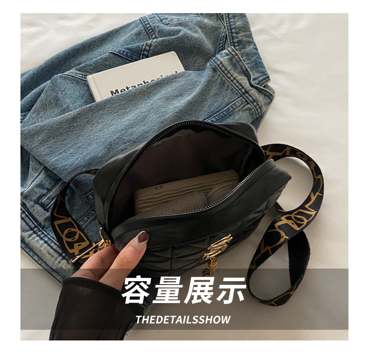 A simple and fashionable single-shoulder women's bag with diamond-shaped embroidery thread in 2024, a fresh and stylish crossbody bag with a trendy and fashionable small square style undefined