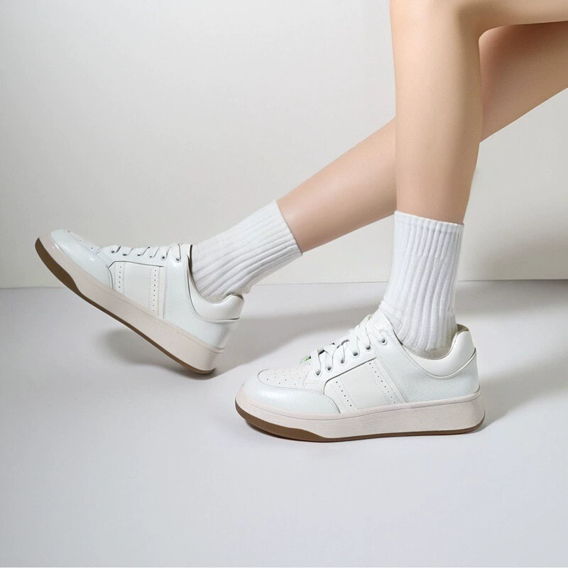 2025 весна и осень новые низкие кроссовки на шнуровке из натуральной кожи перфорированные дышащие повседневные туфли модные и удобные мужские туфли