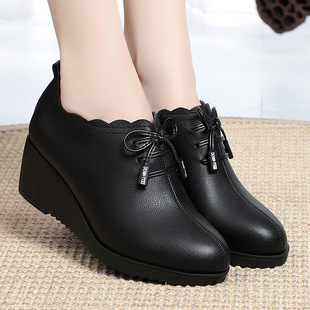 Ready Stock Wholesale Mom Shoes Versatile Soft-Soled Single Shoes Wedge Heel Spring and Autumn Lace-Up Middle-Aged Women's Deep-Mouth Leather Shoes New Style