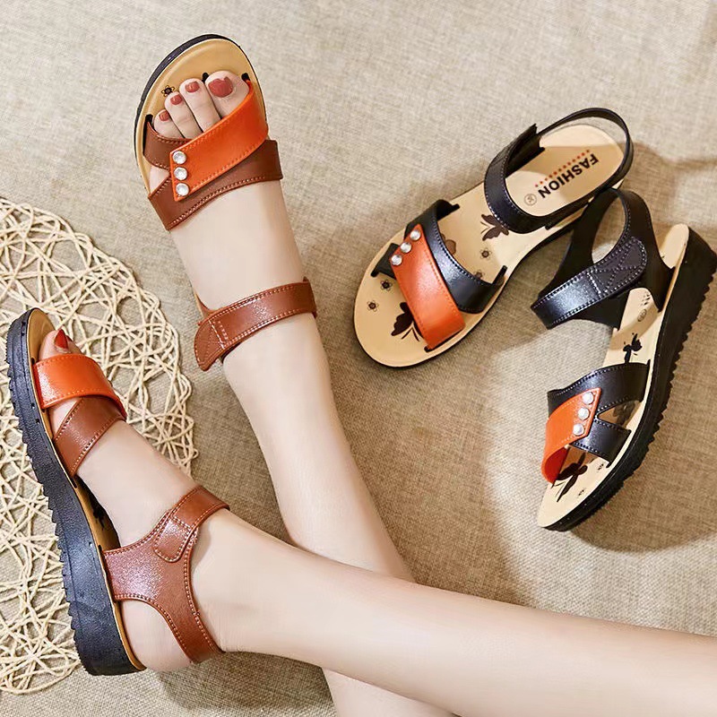 Verano Velcro de gama alta marrón Chanel estilo simple punta redonda en stock sandalias de las mujeres al por mayor