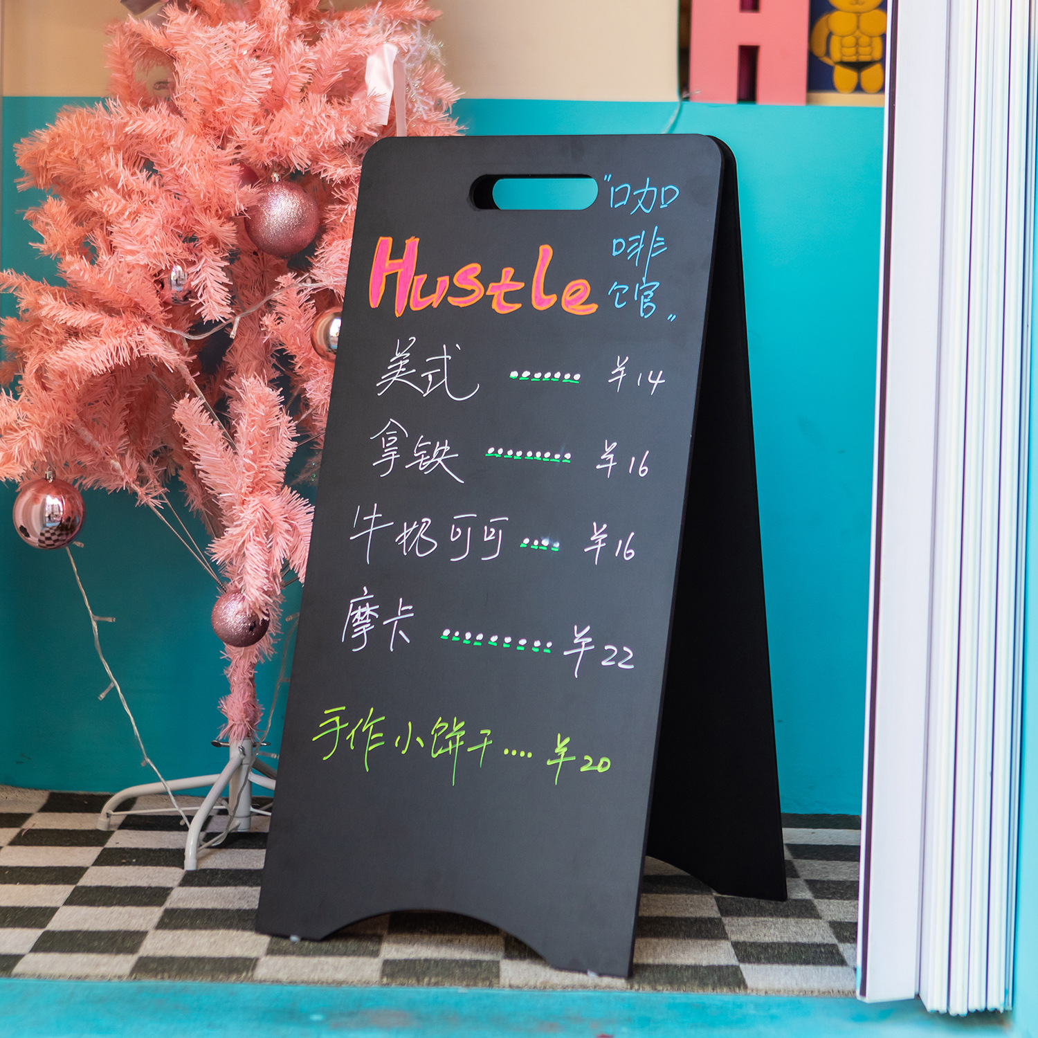 Tienda de pizarra pequeña de doble cara de madera maciza con apertura comercial reclutamiento creativo tablero de publicidad vertical al aire libre pantalla a prueba de viento