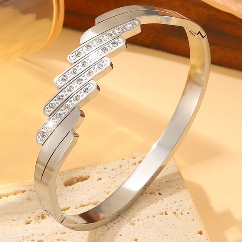 Brazalete de acero de titanio japonés y coreano variado estilo de pareja de diamantes irregulares personalidad simple diseño brazalete mujer no decoloración joyas