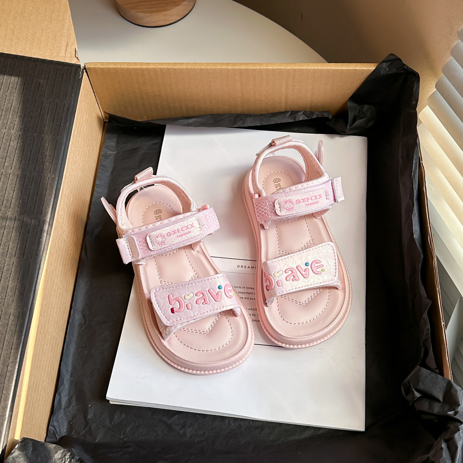 Zapatos de princesa huecos de dedo abierto para niñas 2026 verano nuevo estilo para niños con suela suave de moda versátil zapatos de playa deportivos zapatillas frías
