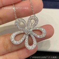 高バージョン925純銀CNCは四つ葉の大きな花を掛けてネックレスをいっぱいにします。