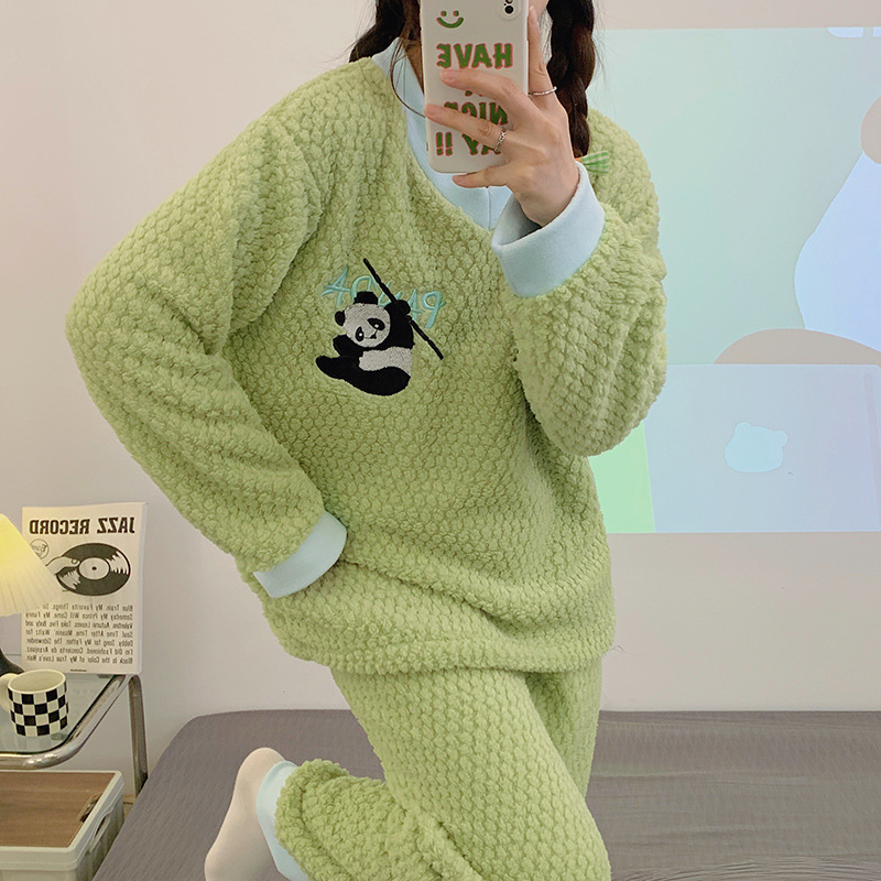 Pijamas de dibujos animados al por mayor transfronterizos de mujeres otoño invierno manga larga cuello redondo con collar grueso bordado dulce cubierta de ropa casera casual