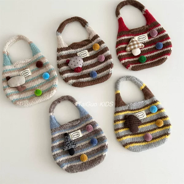 Korean-style cute mushroom-decorated striped knitted hat and handbag, stylish outfit for boys and girls, fashionable woolen bag