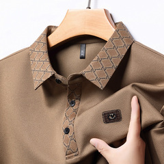 秋の男性長袖poloシャツの中で青年ファッションカジュアルな襟のtシャツの胸の刺繍のファッションの紳士服の底のシャツ