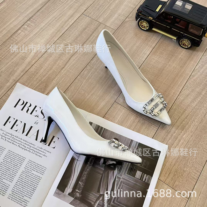 2026 New Bridal Wedding Shoes, Runway Style, Shallow Mouth, Thin Heel, Pointed Toe, Lettered Rhinestone Buckle, Red Patent Leather High Heels 2026 New Bridal Wedding Shoes, Runway Style, Shallow Mouth, Thin Heel, Pointed Toe, Lettered Rhinestone Buckle, Red Patent Leather High Heels