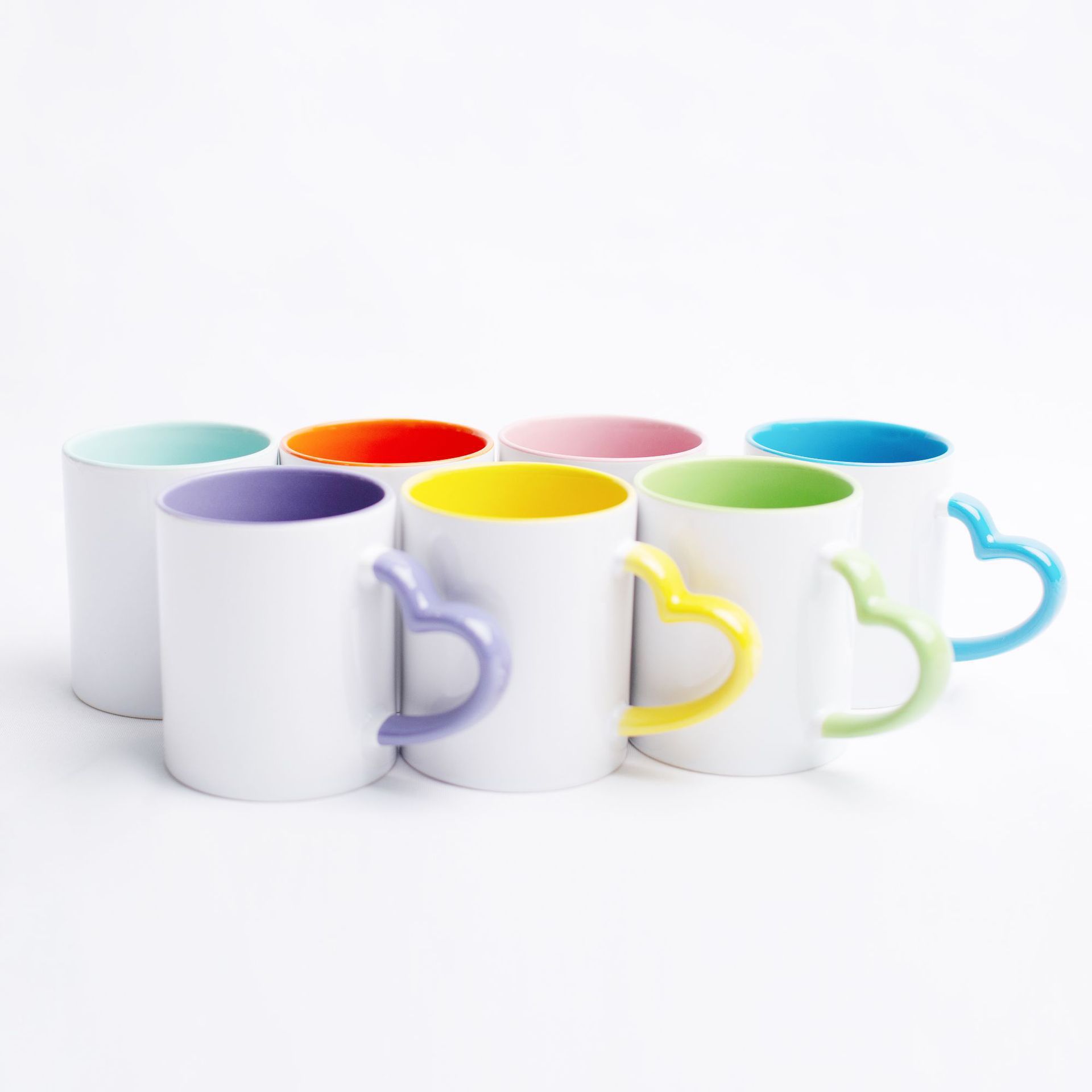 La taza de cerámica de doble color llega a la imagen para imprimir el patrón del logotipo, la transferencia térmica de regalos publicitarios, el color interior personaliza el negocio del color. image 7