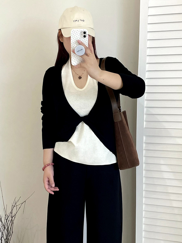 Plus-size women's wear with a stylish and design-sense faux two-piece top for 2025 autumn, a laid-back off-the-neck knitted sweater for chubby girls 23210