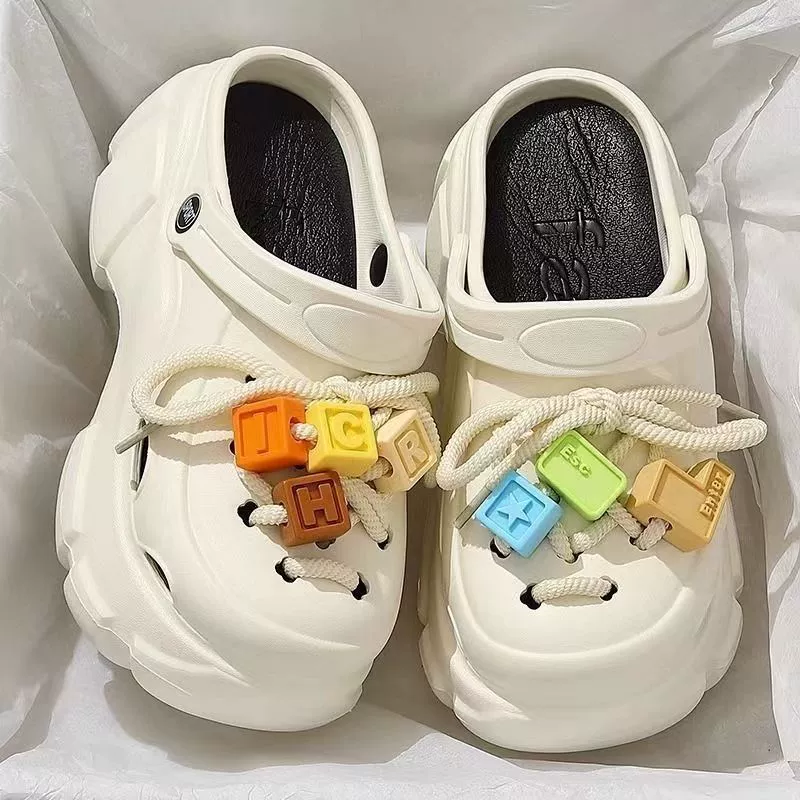 Супер популярная новая обувь Croc 2025, женская летняя верхняя одежда, нескользящие мягкие сандалии на толстой подошве с милым рисунком и защитой от запаха, с отверстием