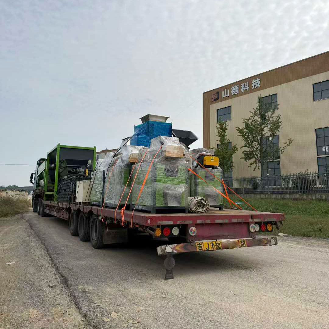 山德机械 挤压力可调二胺粉体对辊造粒机 混合融雪剂生产设备