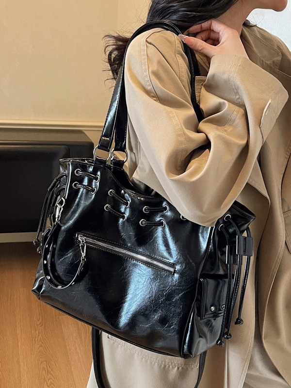 Bolsa de diseño de nicho coreano para mujeres 2026 nuevo remache transfronterizo locomotora viento de gran capacidad mochila de hombro